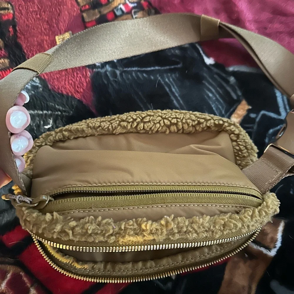 Lululemon Tan Sherpa Belt Bag - Picture 5 of 6